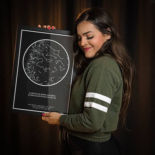 Mulher com quadro do mapa celeste do nascimento - Presente criativo