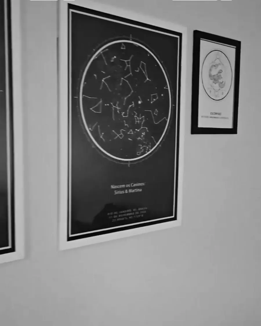Quadros com o mapa das estrelas de nascimento pendurados na parede