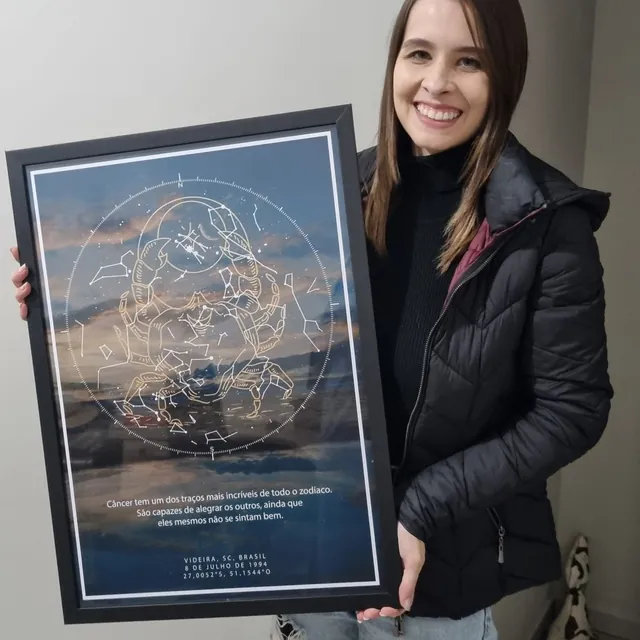 Cliente sorrindo com o quadro do céu da sua data