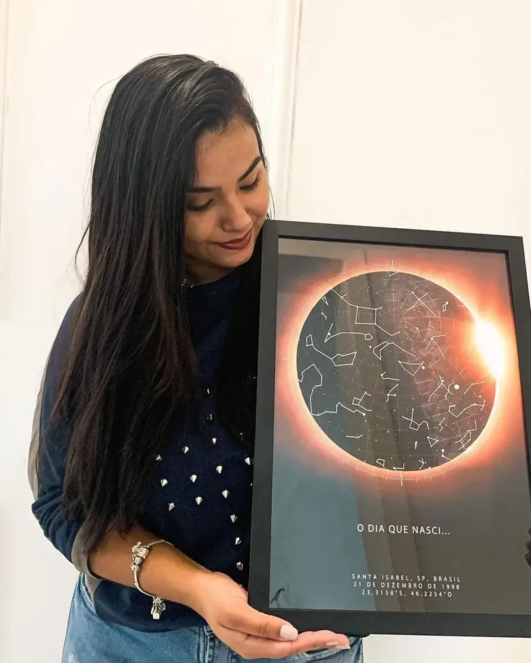Amiga segurando um quadro com eclipse