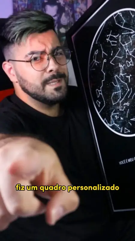 Homem mostrando o quadro com o céu do dia do casamento