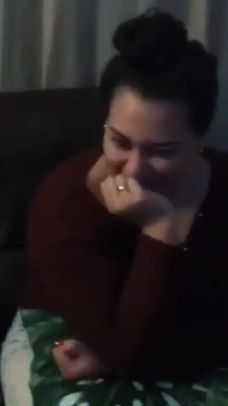 Mulher sorrindo antes de abrir o quadro